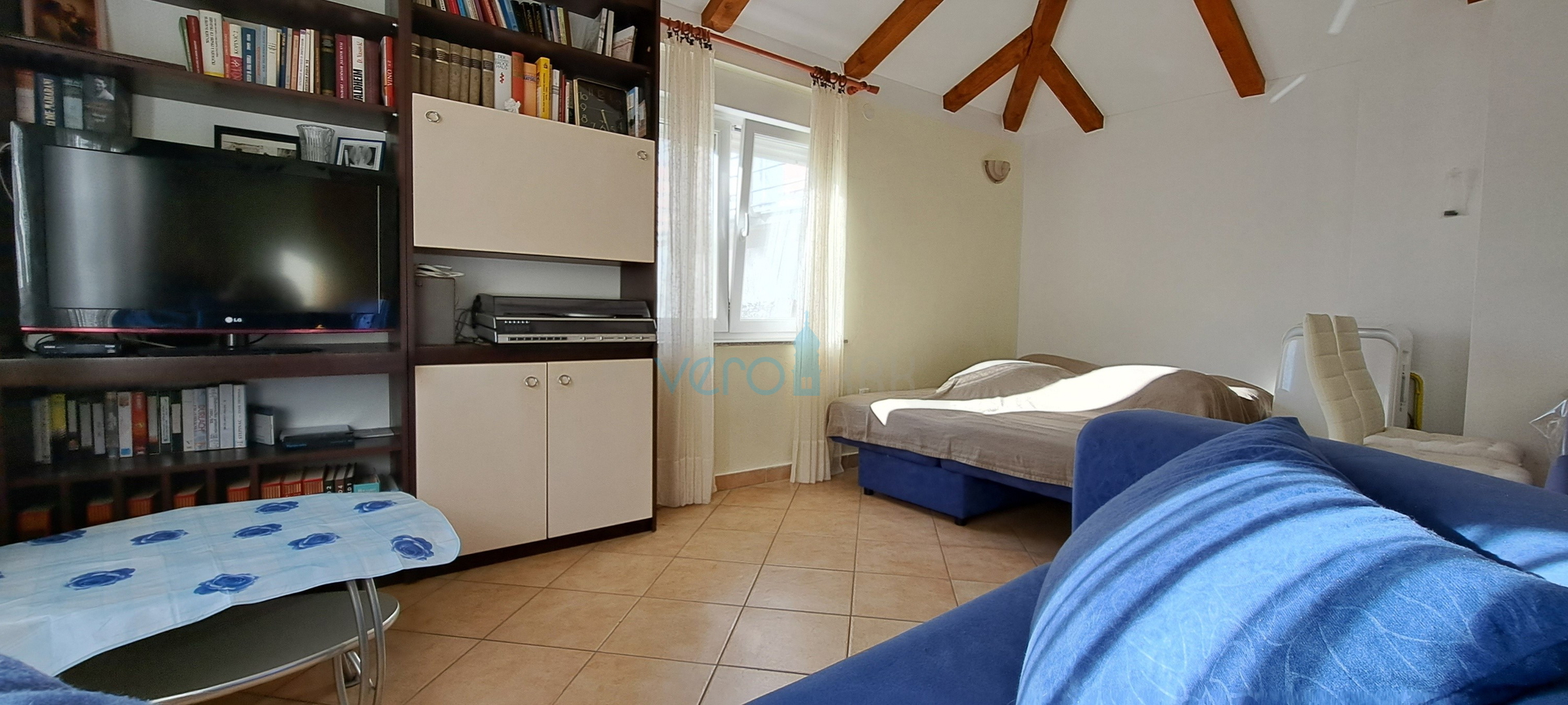 Uvala Soline, otok Krk, tri apartmana u prizemlju, okućnica, prodaja