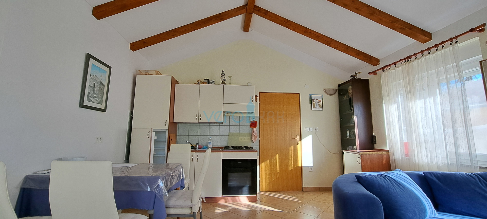 Uvala Soline, otok Krk, tri apartmana u prizemlju, okućnica, prodaja