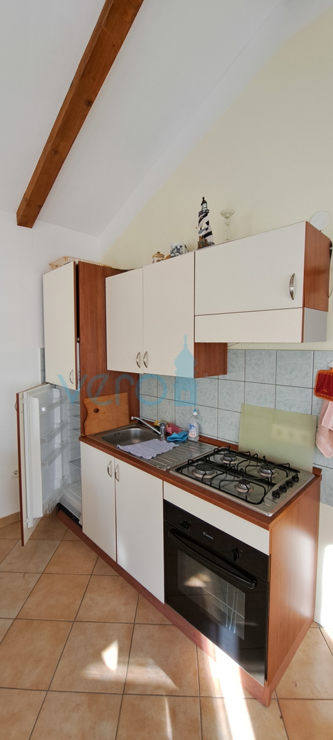 Uvala Soline, otok Krk, tri apartmana u prizemlju, okućnica, prodaja