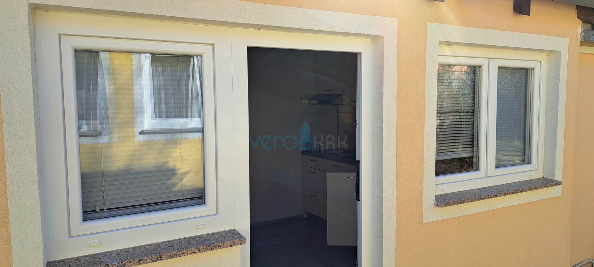 Uvala Soline, otok Krk, tri apartmana u prizemlju, okućnica, prodaja