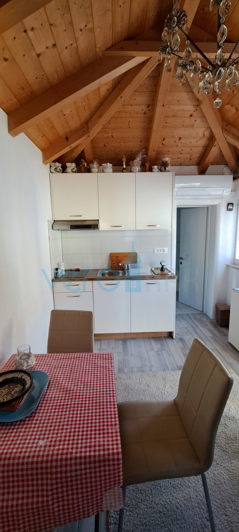 Uvala Soline, otok Krk, tri apartmana u prizemlju, okućnica, prodaja