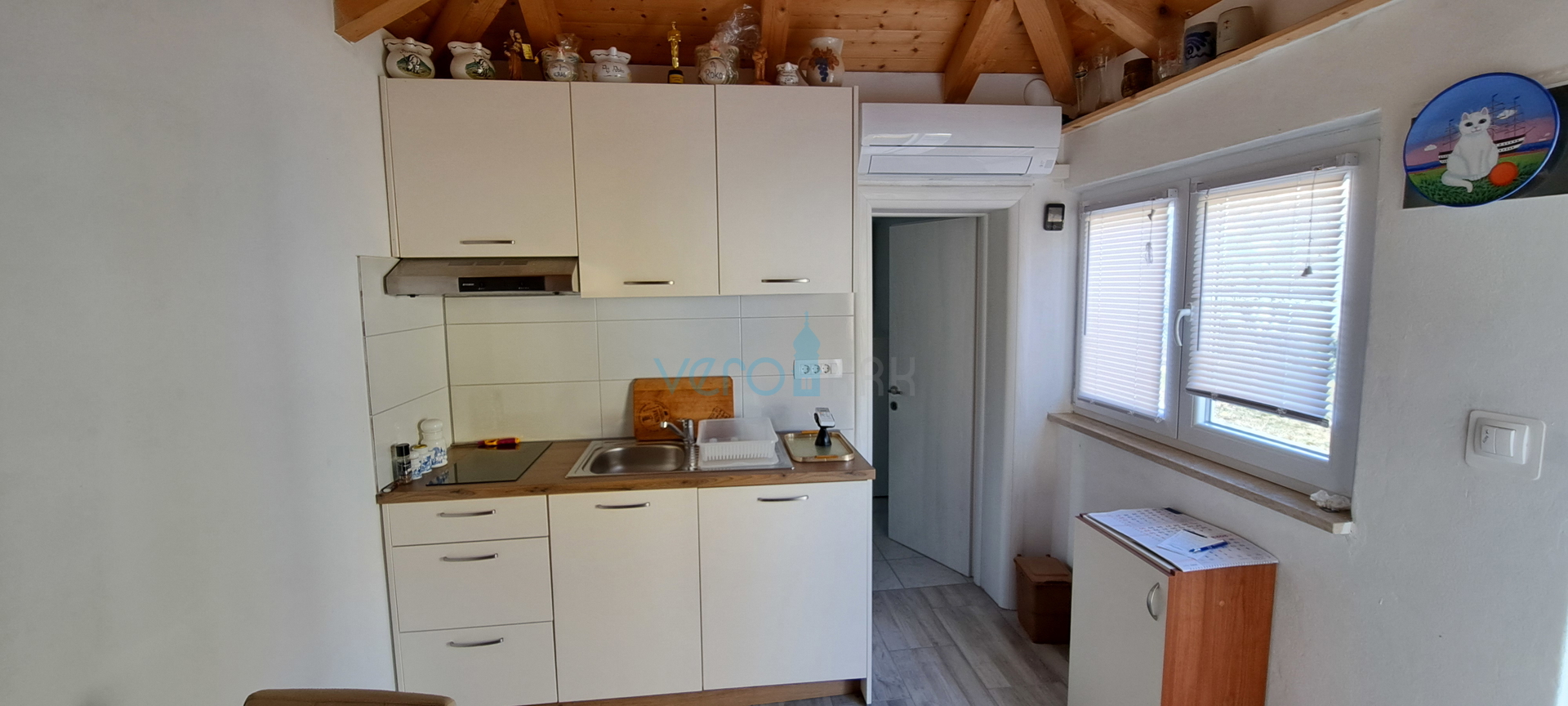 Uvala Soline, otok Krk, tri apartmana u prizemlju, okućnica, prodaja