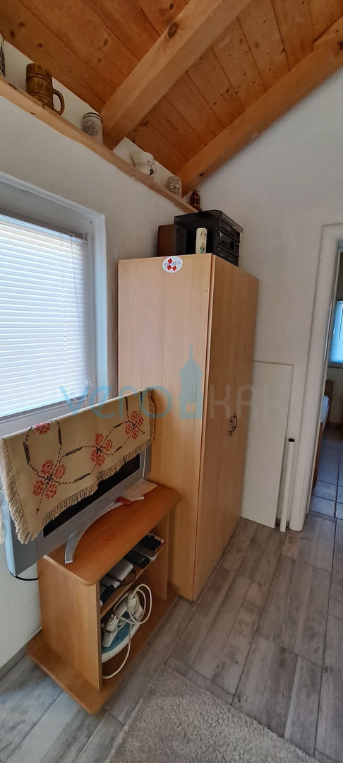 Uvala Soline, otok Krk, tri apartmana u prizemlju, okućnica, prodaja