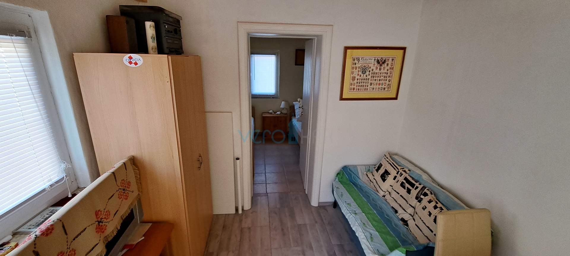 Uvala Soline, otok Krk, tri apartmana u prizemlju, okućnica, prodaja