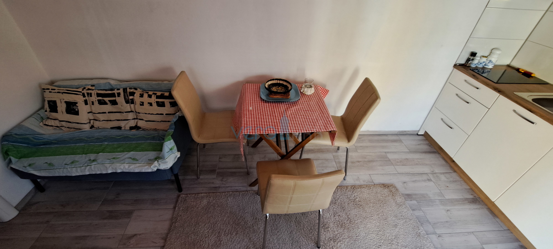 Uvala Soline, otok Krk, tri apartmana u prizemlju, okućnica, prodaja