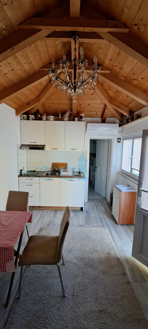 Uvala Soline, otok Krk, tri apartmana u prizemlju, okućnica, prodaja