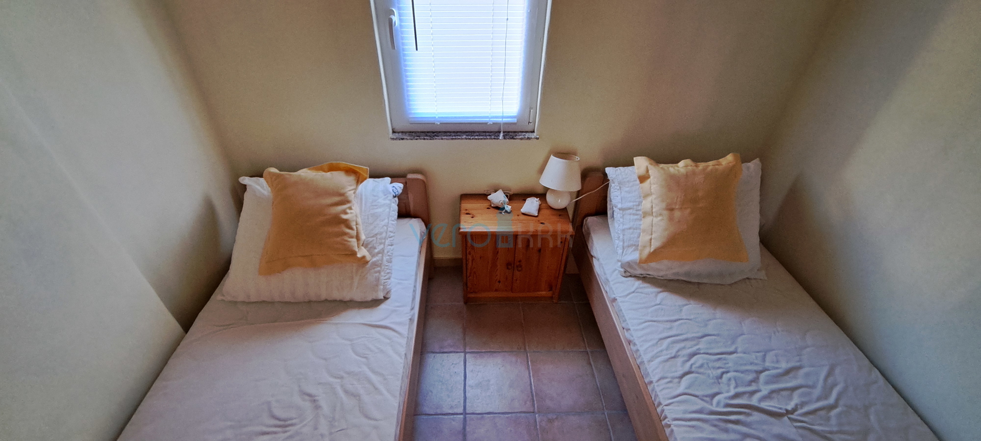 Uvala Soline, otok Krk, tri apartmana u prizemlju, okućnica, prodaja