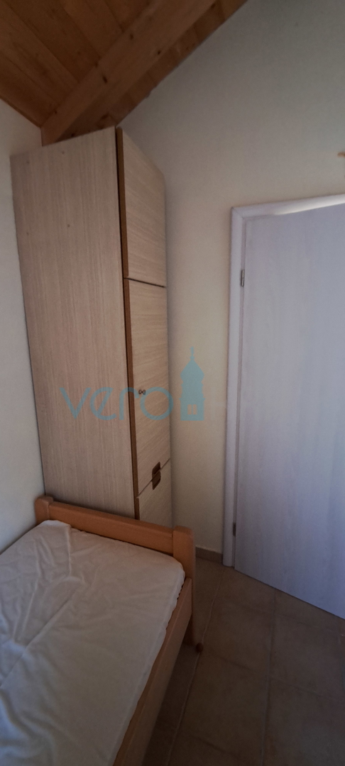 Uvala Soline, otok Krk, tri apartmana u prizemlju, okućnica, prodaja