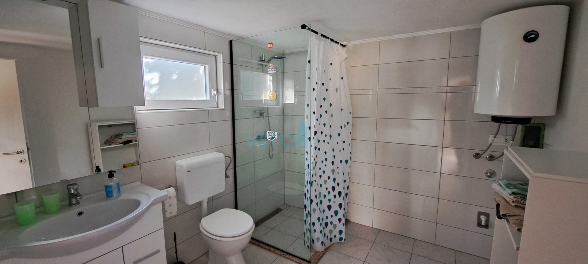 Uvala Soline, otok Krk, tri apartmana u prizemlju, okućnica, prodaja