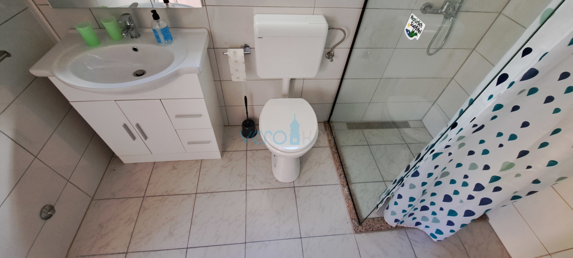 Uvala Soline, otok Krk, tri apartmana u prizemlju, okućnica, prodaja