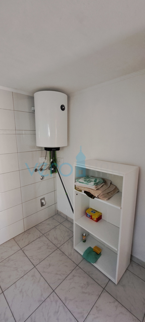 Uvala Soline, otok Krk, tri apartmana u prizemlju, okućnica, prodaja