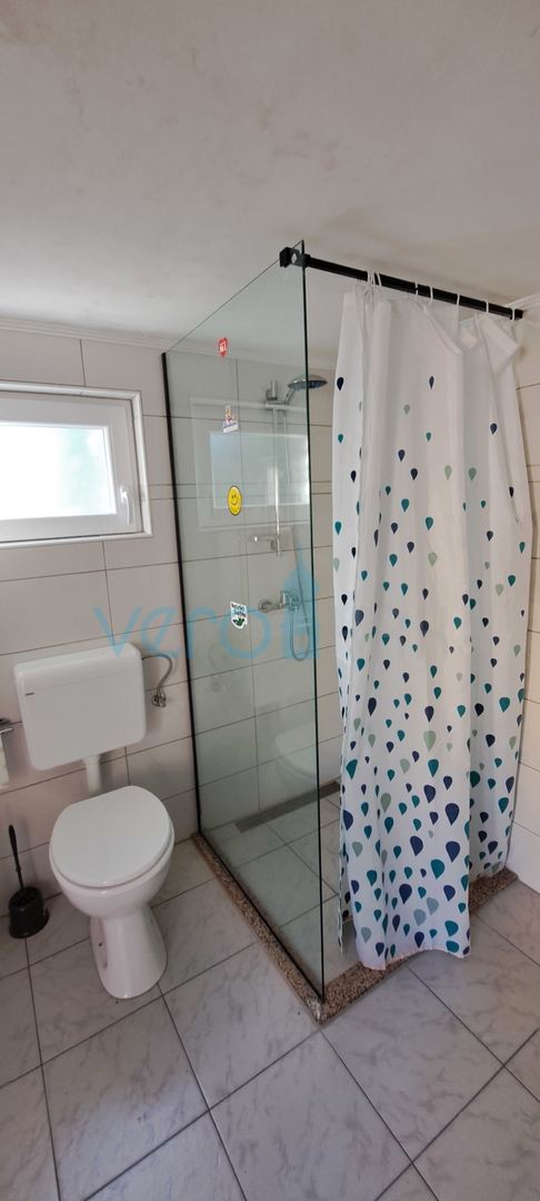 Uvala Soline, otok Krk, tri apartmana u prizemlju, okućnica, prodaja