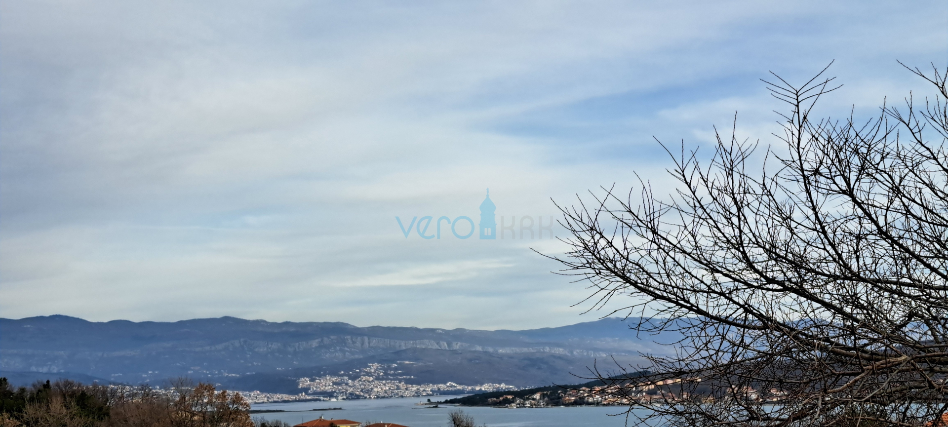 Uvala Soline, otok Krk, novogradnja, trosoban stan na katu, okućnica, pogled, prodaja