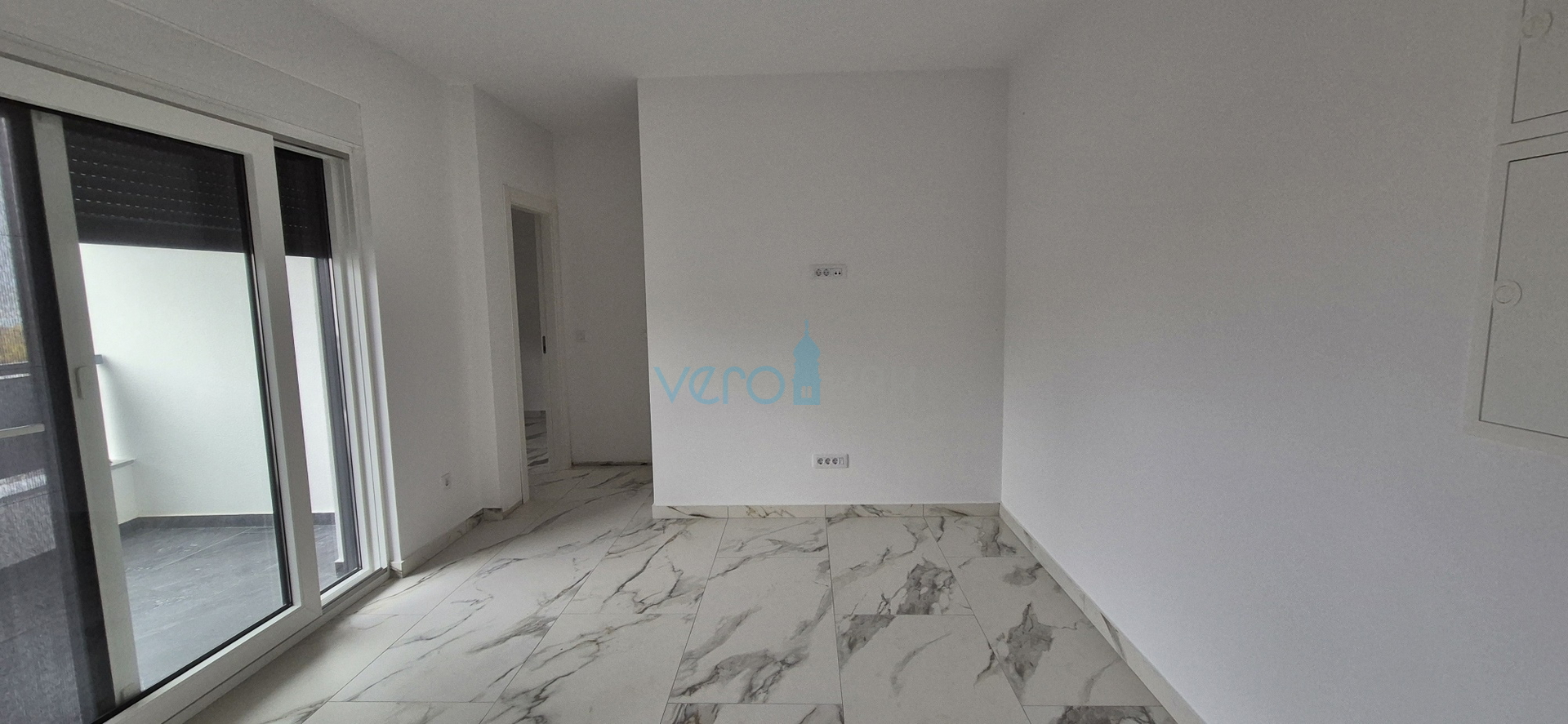 Uvala Soline, otok Krk, novogradnja, trosoban stan na katu, okućnica, pogled, prodaja