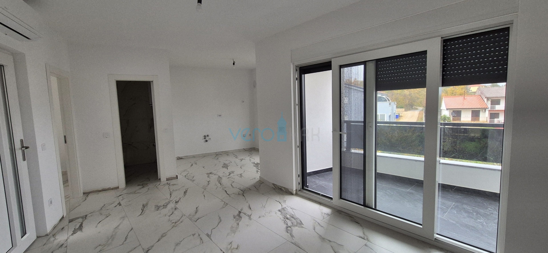 Uvala Soline, otok Krk, novogradnja, trosoban stan na katu, okućnica, pogled, prodaja