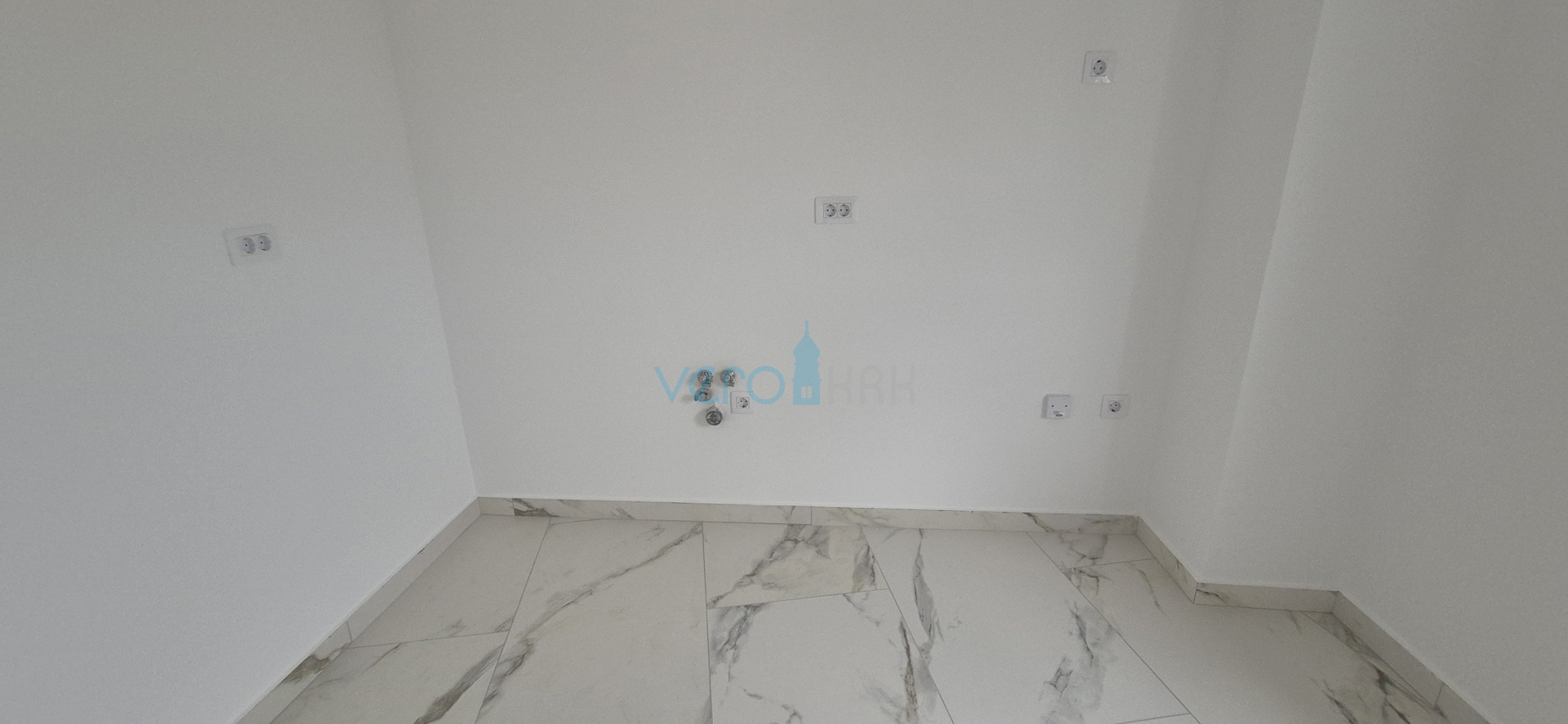 Uvala Soline, otok Krk, novogradnja, trosoban stan na katu, okućnica, pogled, prodaja