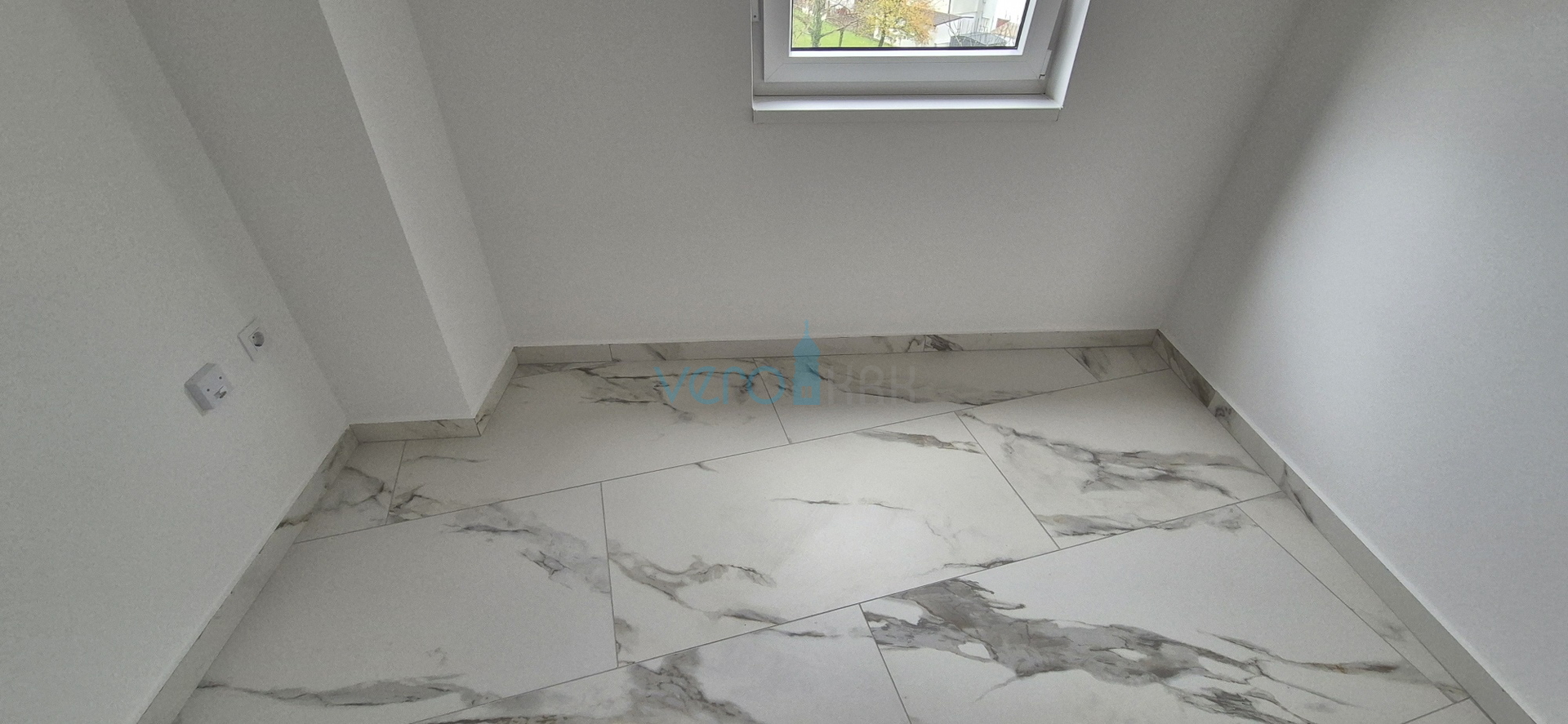 Uvala Soline, otok Krk, novogradnja, trosoban stan na katu, okućnica, pogled, prodaja