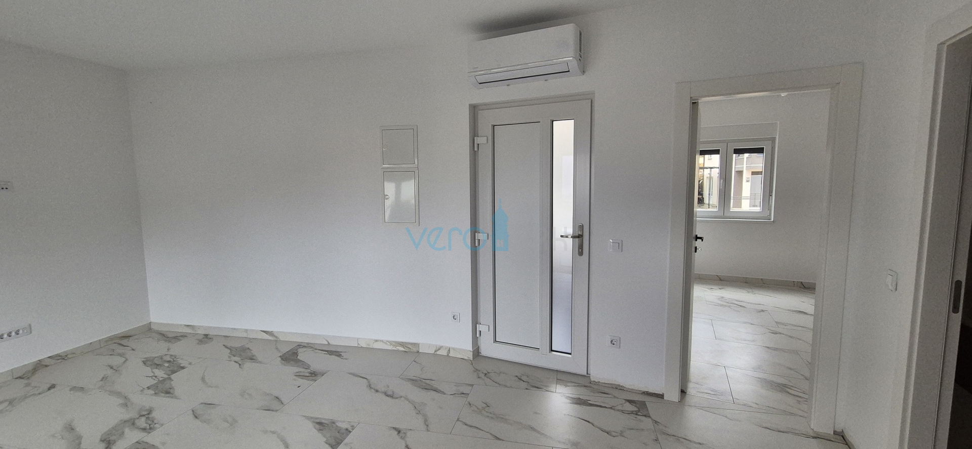 Uvala Soline, otok Krk, novogradnja, trosoban stan na katu, okućnica, pogled, prodaja