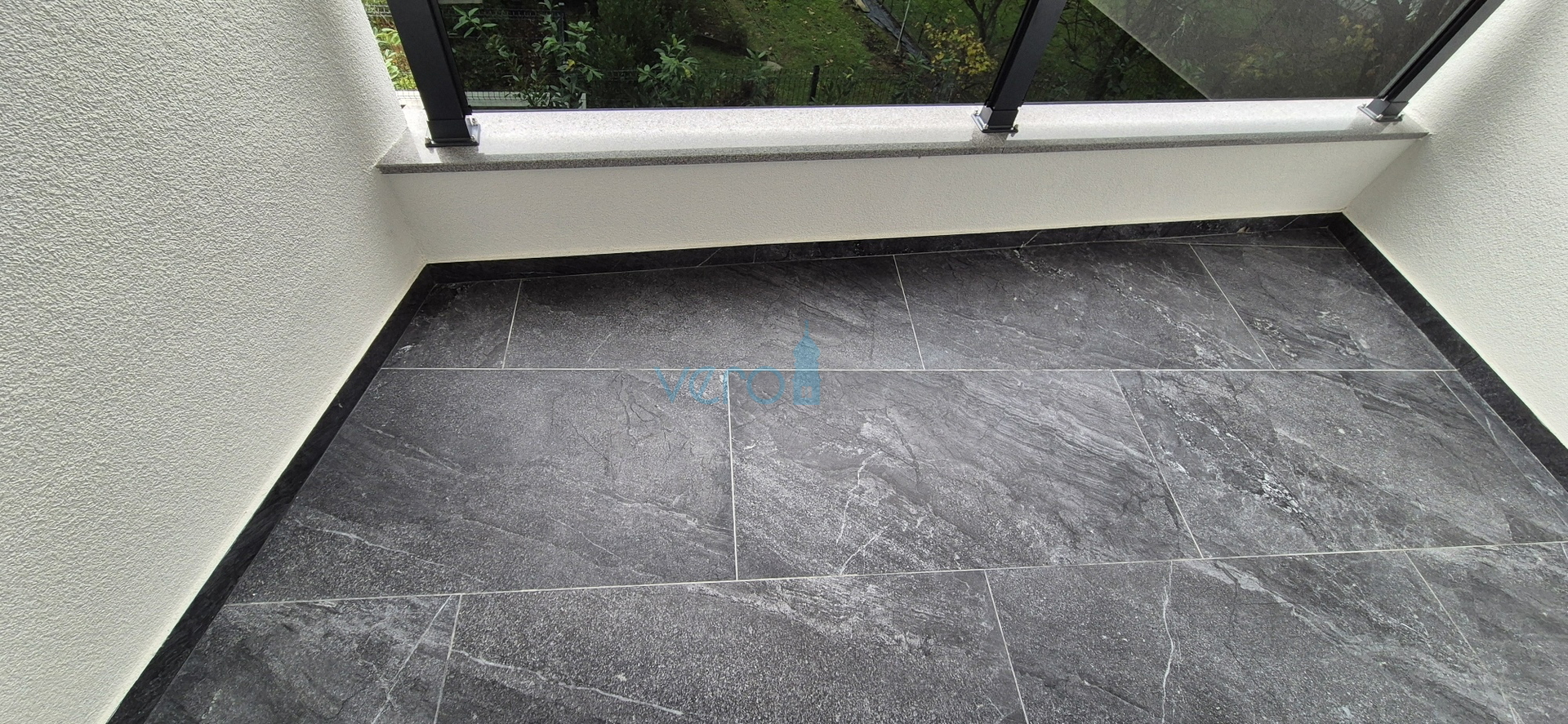 Uvala Soline, otok Krk, novogradnja, trosoban stan na katu, okućnica, pogled, prodaja