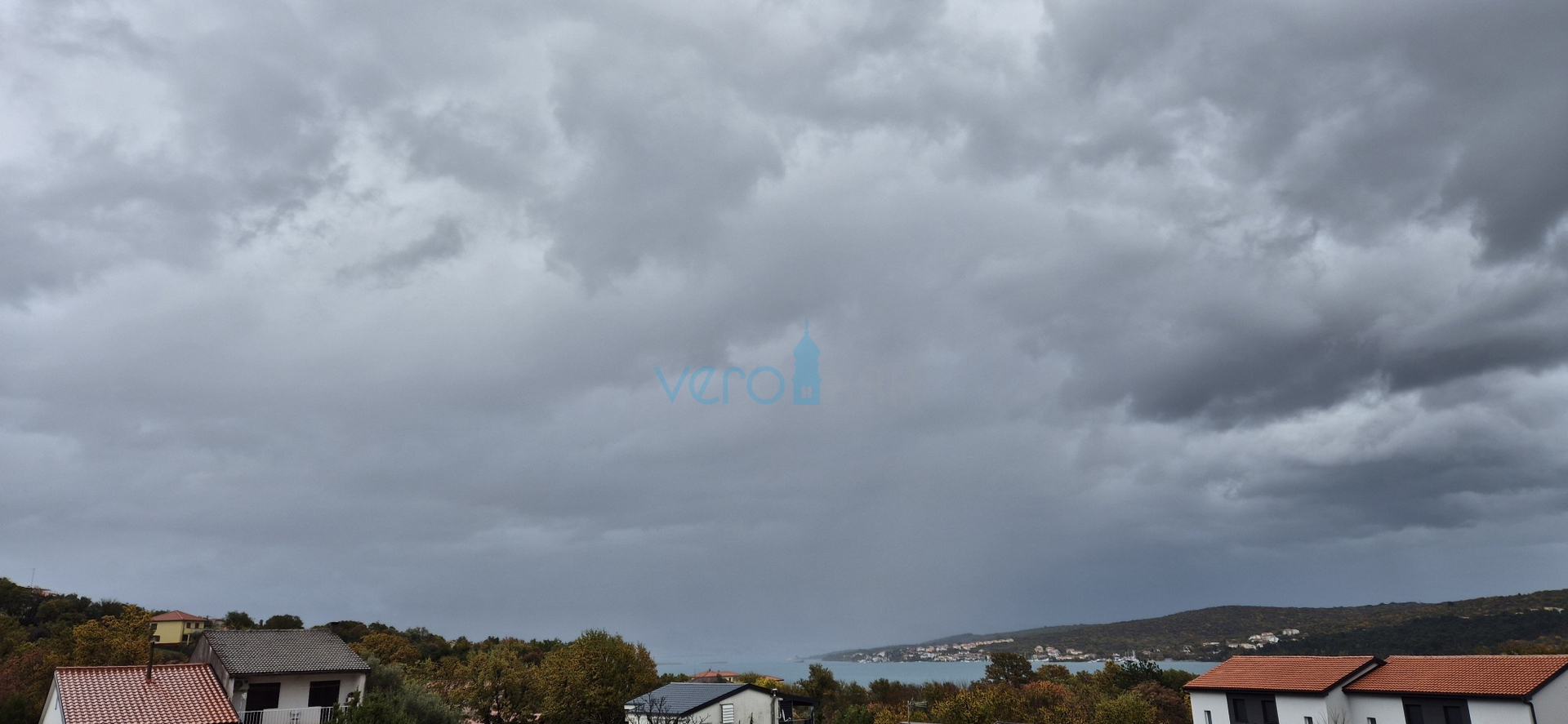 Uvala Soline, otok Krk, novogradnja, trosoban stan na katu, okućnica, pogled, prodaja