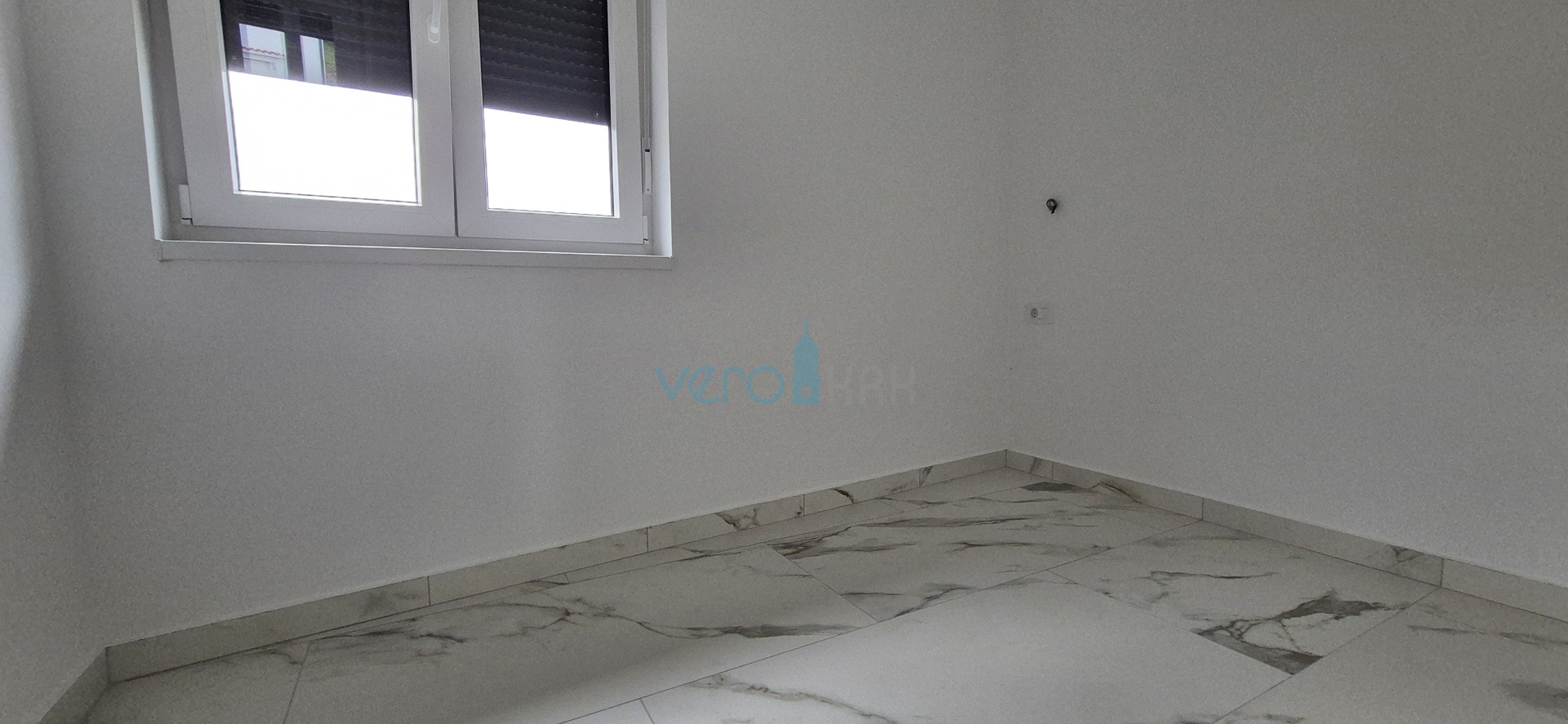 Uvala Soline, otok Krk, novogradnja, trosoban stan na katu, okućnica, pogled, prodaja