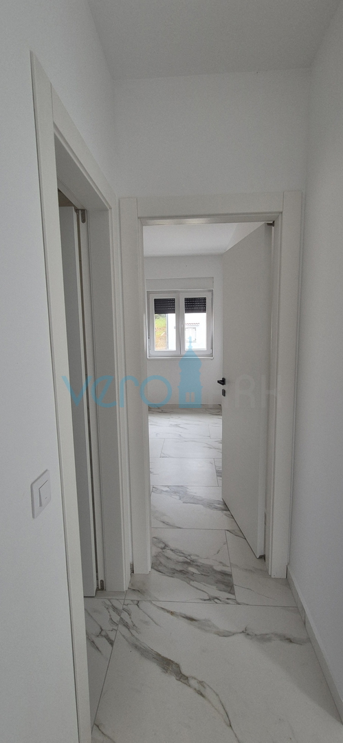 Uvala Soline, otok Krk, novogradnja, trosoban stan na katu, okućnica, pogled, prodaja