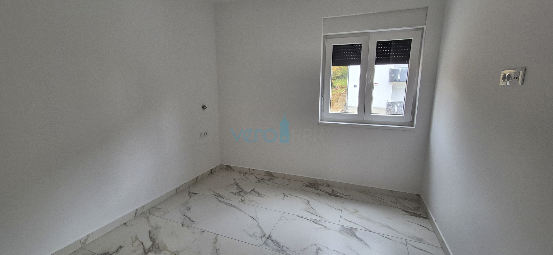 Uvala Soline, otok Krk, novogradnja, trosoban stan na katu, okućnica, pogled, prodaja