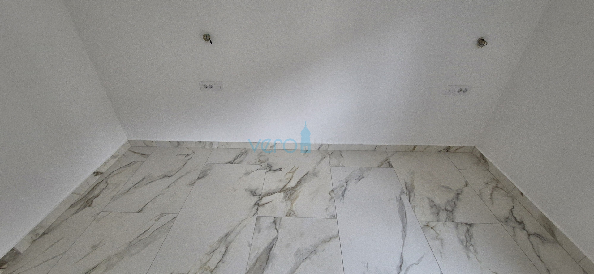 Uvala Soline, otok Krk, novogradnja, trosoban stan na katu, okućnica, pogled, prodaja