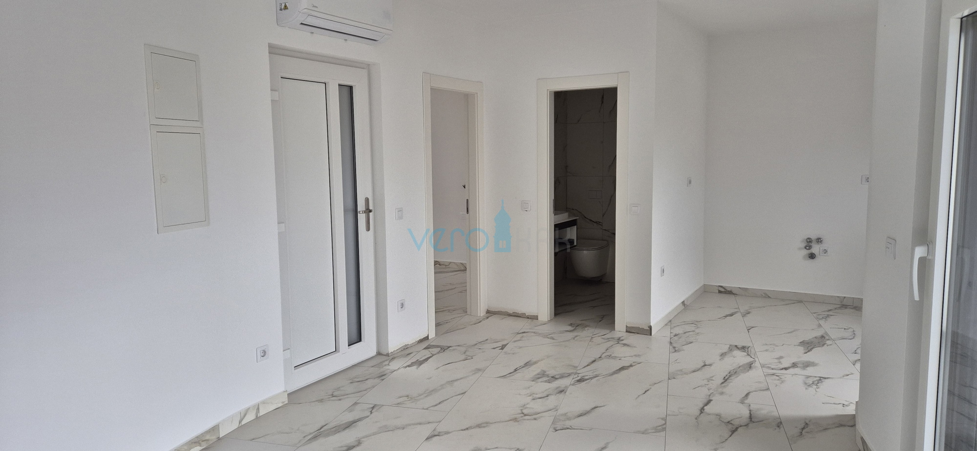 Uvala Soline, otok Krk, novogradnja, trosoban stan na katu, okućnica, pogled, prodaja