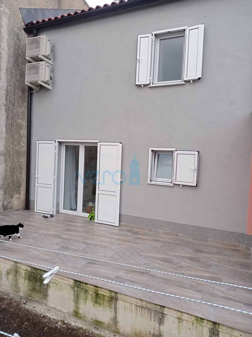 Omisalj, Insel Krk, historisches Zentrum, Steinhaus in einer Reihe mit Garten, verkauf