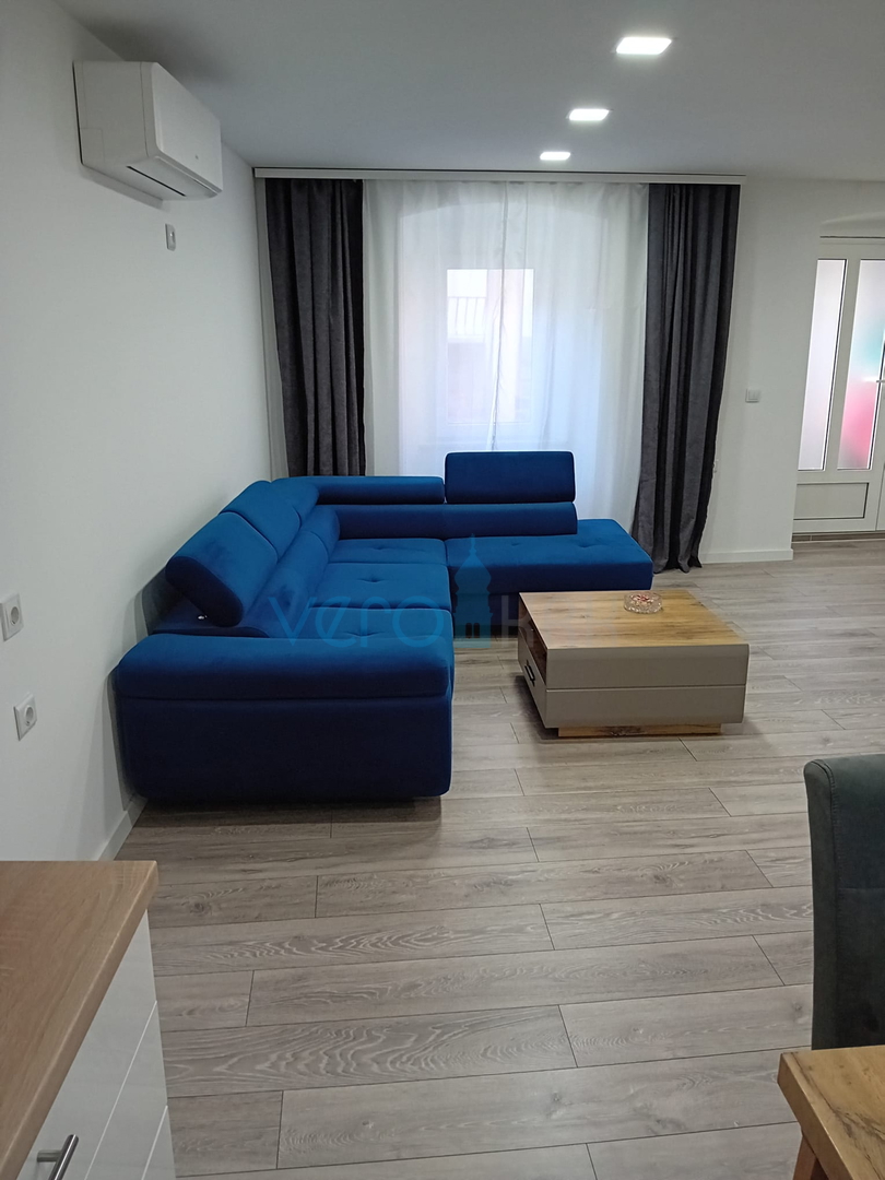 Omisalj, Insel Krk, historisches Zentrum, Steinhaus in einer Reihe mit Garten, verkauf