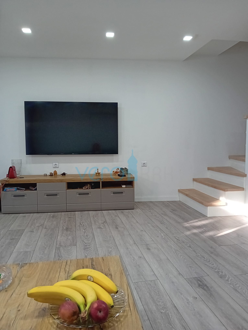 Omisalj, Insel Krk, historisches Zentrum, Steinhaus in einer Reihe mit Garten, verkauf