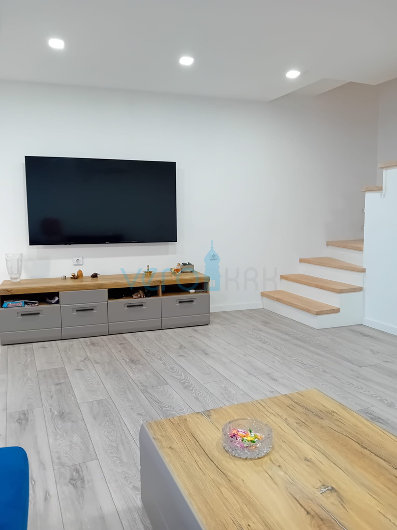 Omisalj, Insel Krk, historisches Zentrum, Steinhaus in einer Reihe mit Garten, verkauf