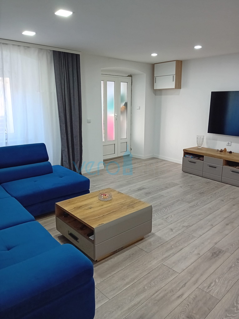 Omisalj, Insel Krk, historisches Zentrum, Steinhaus in einer Reihe mit Garten, verkauf