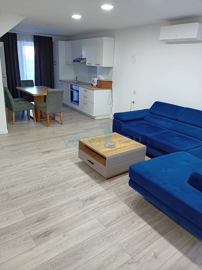 Omisalj, Insel Krk, historisches Zentrum, Steinhaus in einer Reihe mit Garten, verkauf