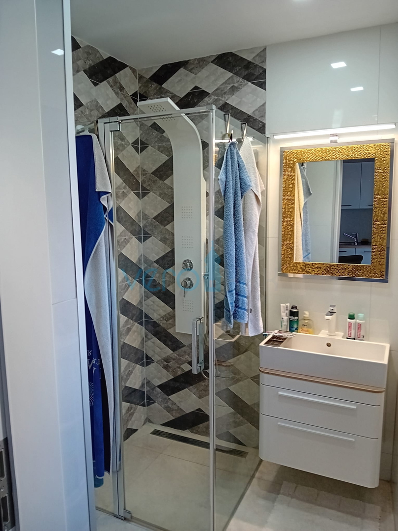 Omisalj, Insel Krk, historisches Zentrum, Steinhaus in einer Reihe mit Garten, verkauf