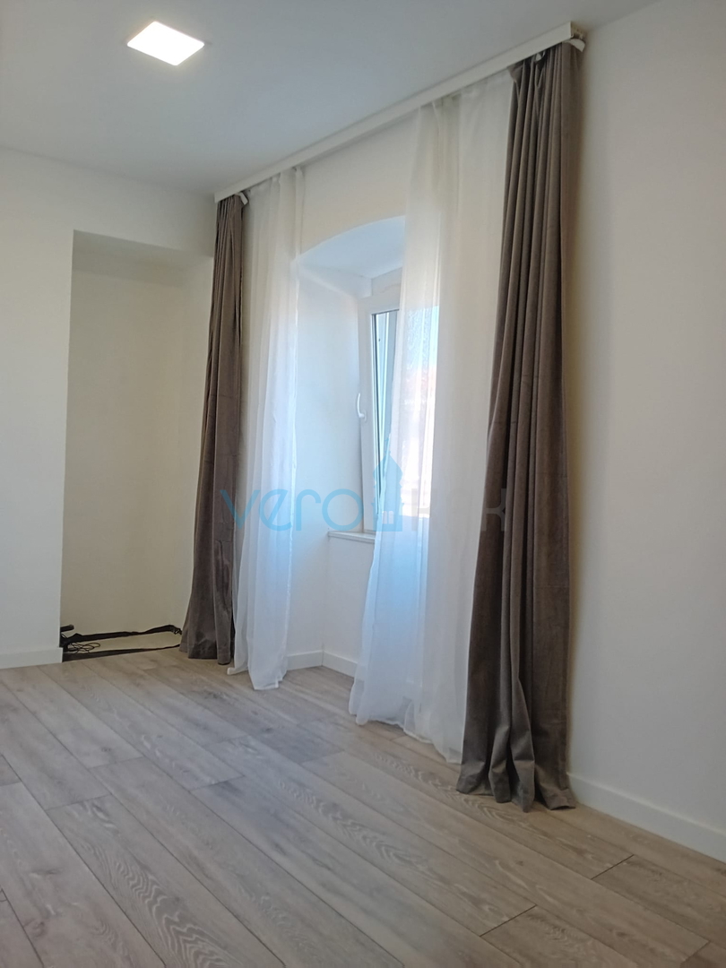 Omisalj, Insel Krk, historisches Zentrum, Steinhaus in einer Reihe mit Garten, verkauf