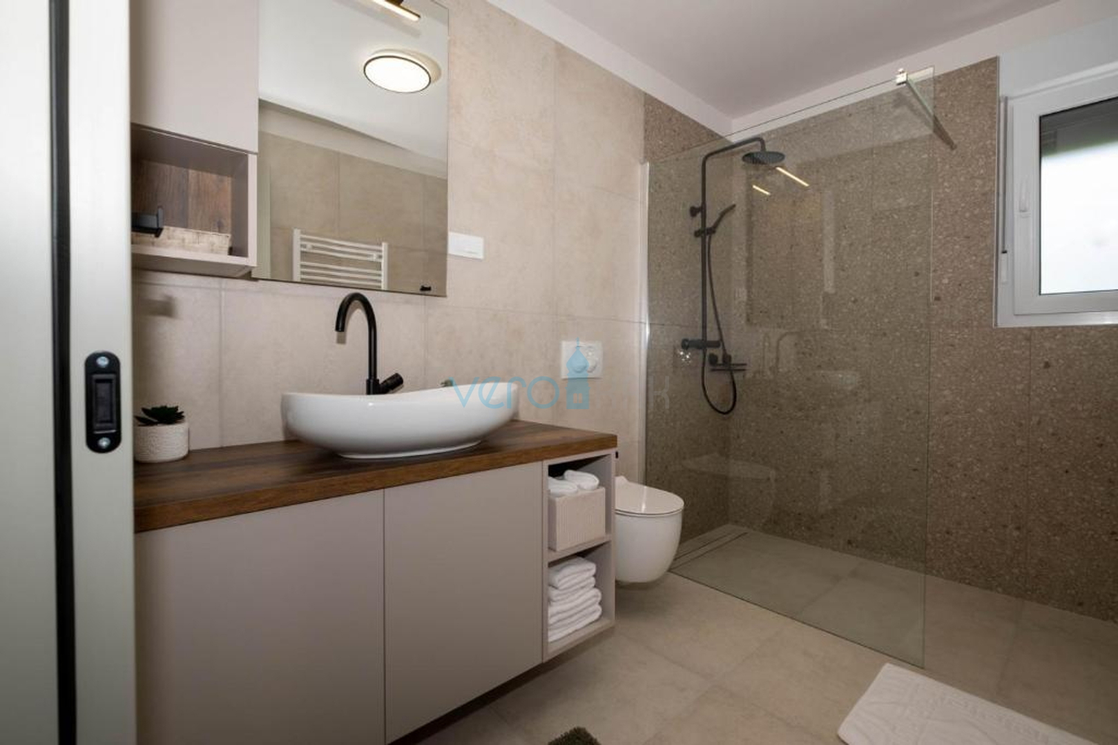 Grad Krk, šira okolica, moderna samostojeća kuća, bazen, okućnica, prodaja