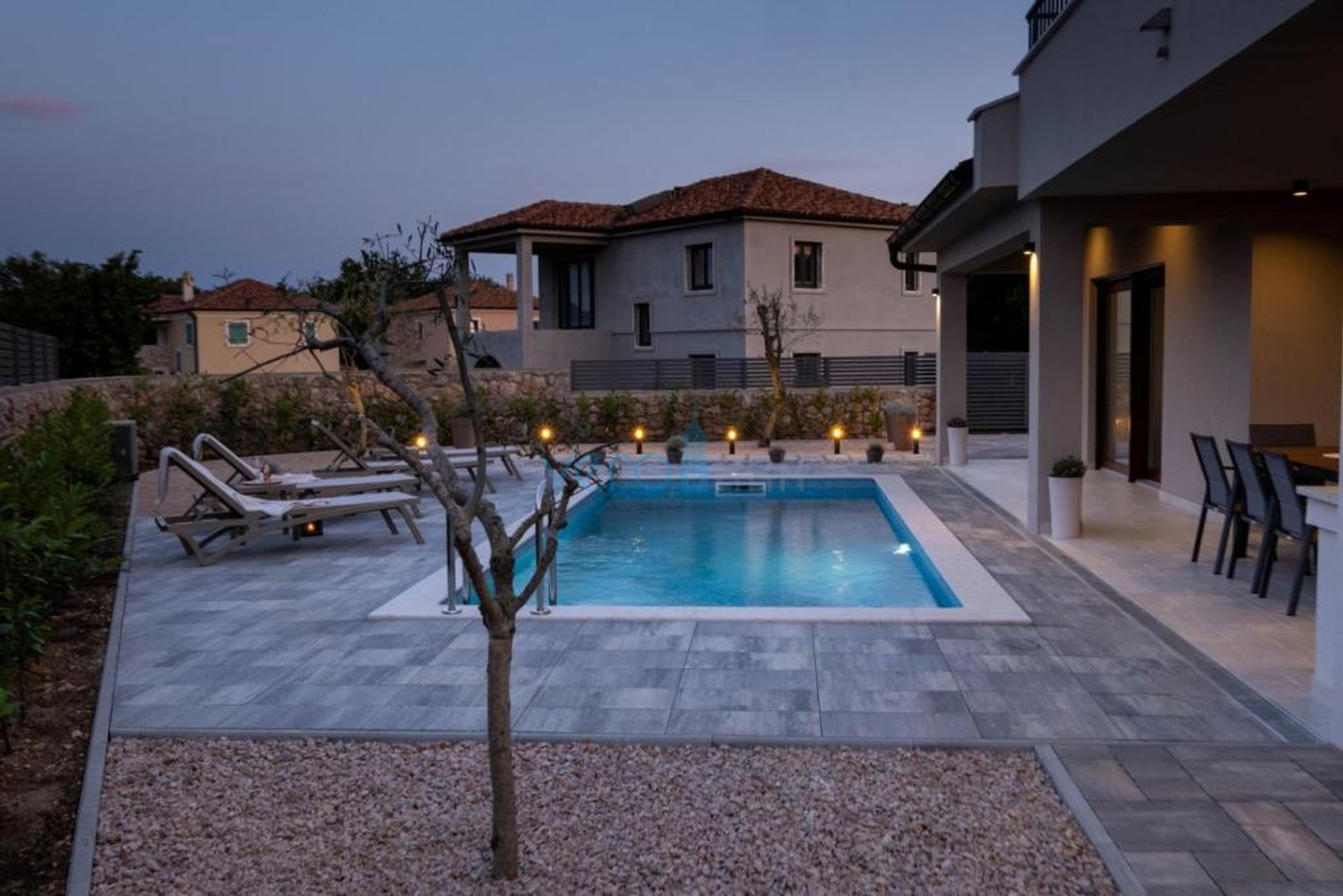 Grad Krk, šira okolica, moderna samostojeća kuća, bazen, okućnica, prodaja