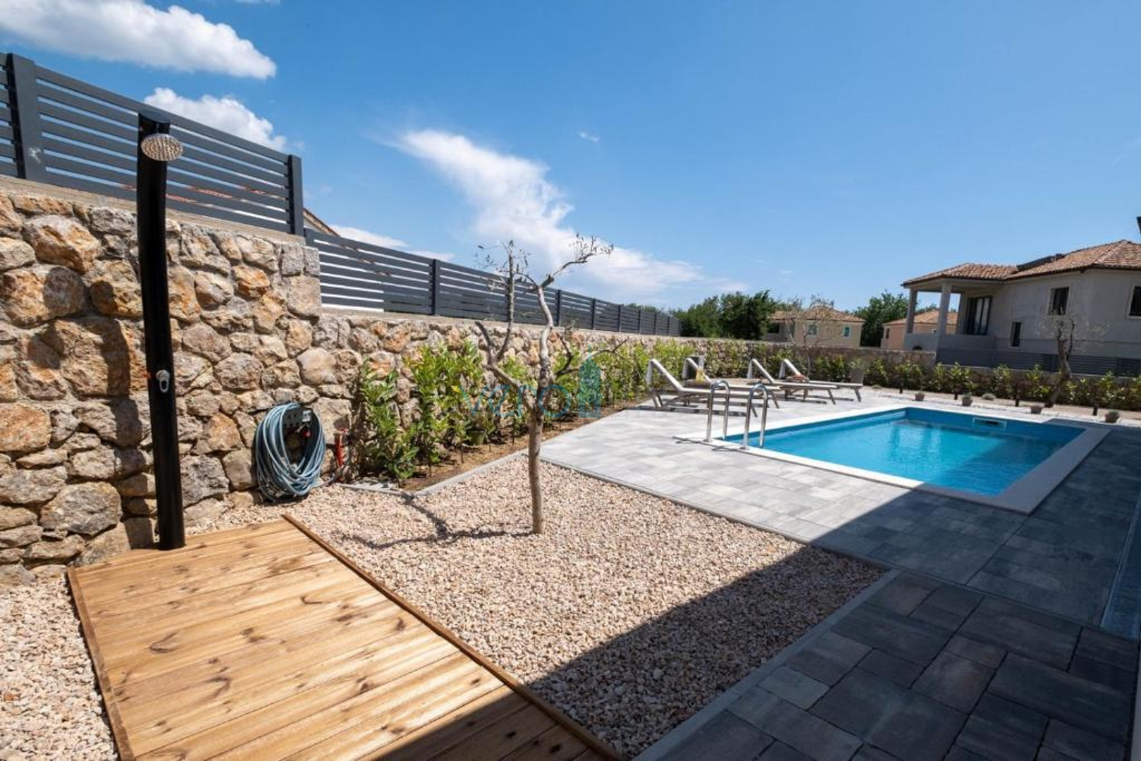 Grad Krk, šira okolica, moderna samostojeća kuća, bazen, okućnica, prodaja