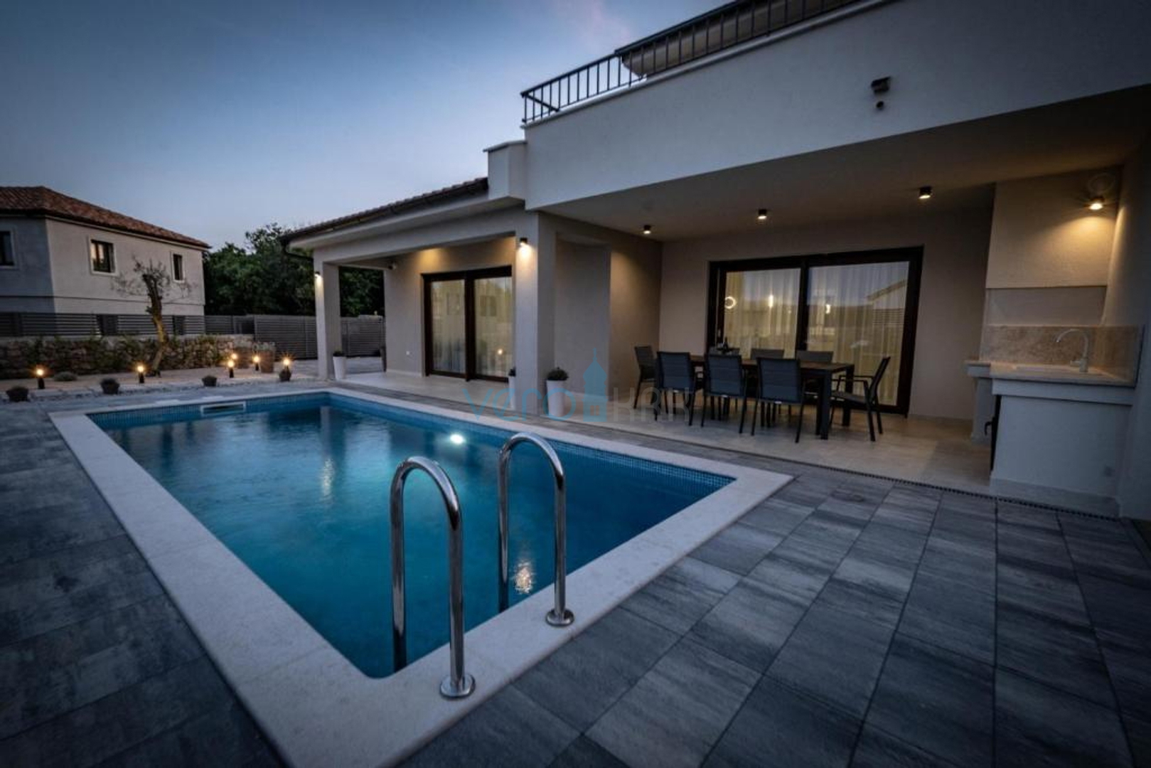 Grad Krk, šira okolica, moderna samostojeća kuća, bazen, okućnica, prodaja