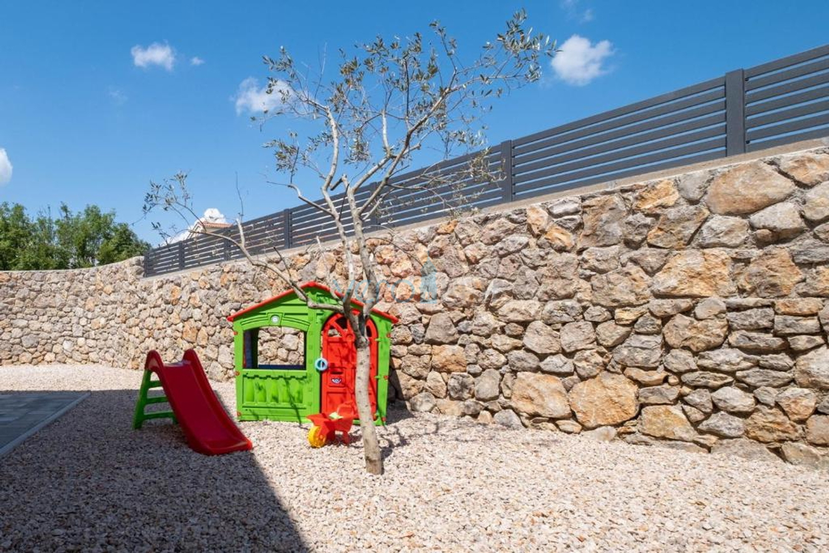 Grad Krk, šira okolica, moderna samostojeća kuća, bazen, okućnica, prodaja