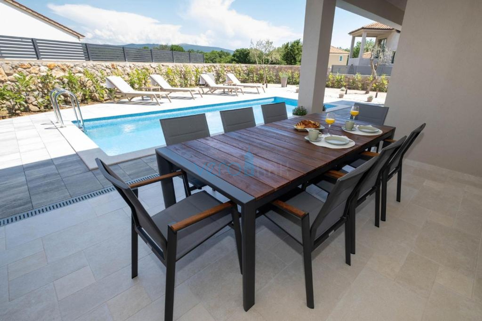 Grad Krk, šira okolica, moderna samostojeća kuća, bazen, okućnica, prodaja