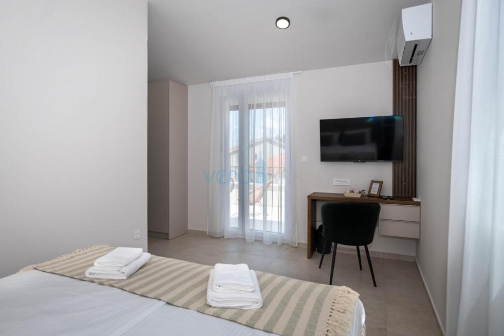 Grad Krk, šira okolica, moderna samostojeća kuća, bazen, okućnica, prodaja