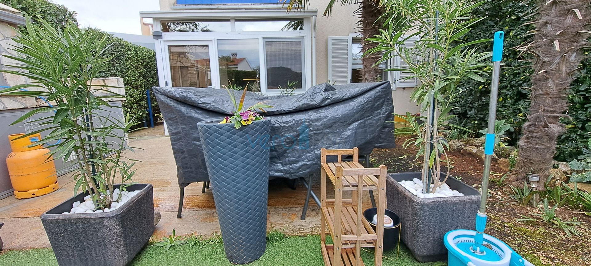 Otok Krk, Malinska, centar,  moderan stan u prizemlju, okućnica, prodaja