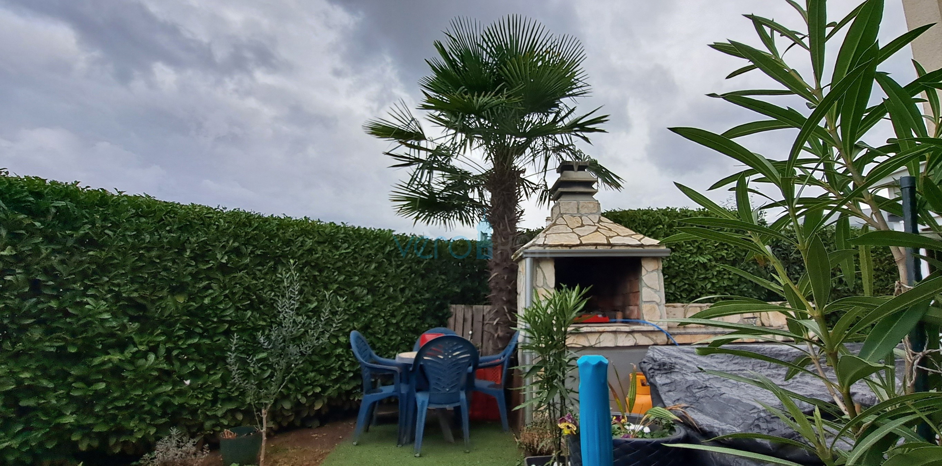 Otok Krk, Malinska, centar,  moderan stan u prizemlju, okućnica, prodaja