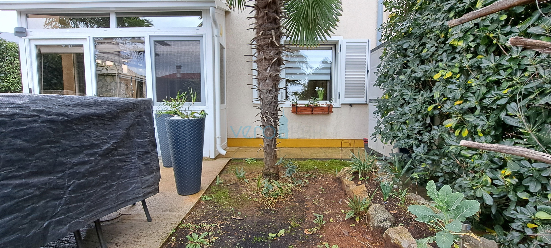 Otok Krk, Malinska, centar,  moderan stan u prizemlju, okućnica, prodaja