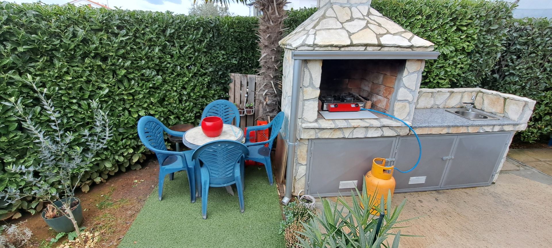 Otok Krk, Malinska, centar,  moderan stan u prizemlju, okućnica, prodaja