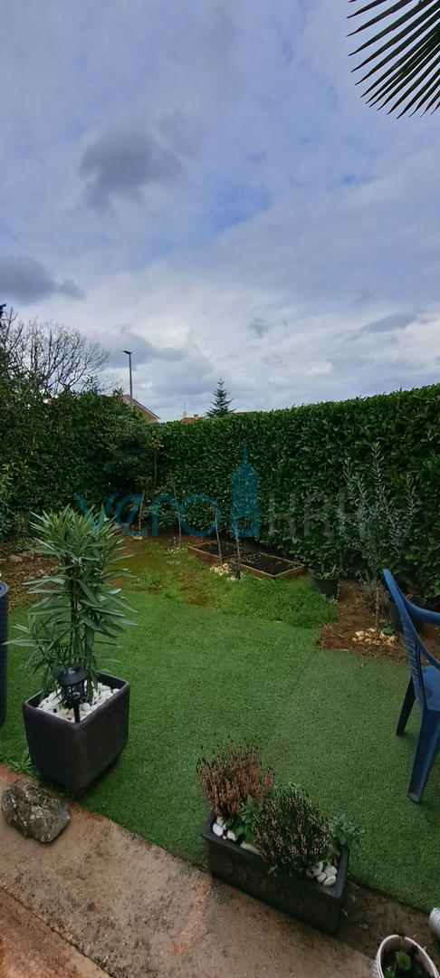 Otok Krk, Malinska, centar,  moderan stan u prizemlju, okućnica, prodaja