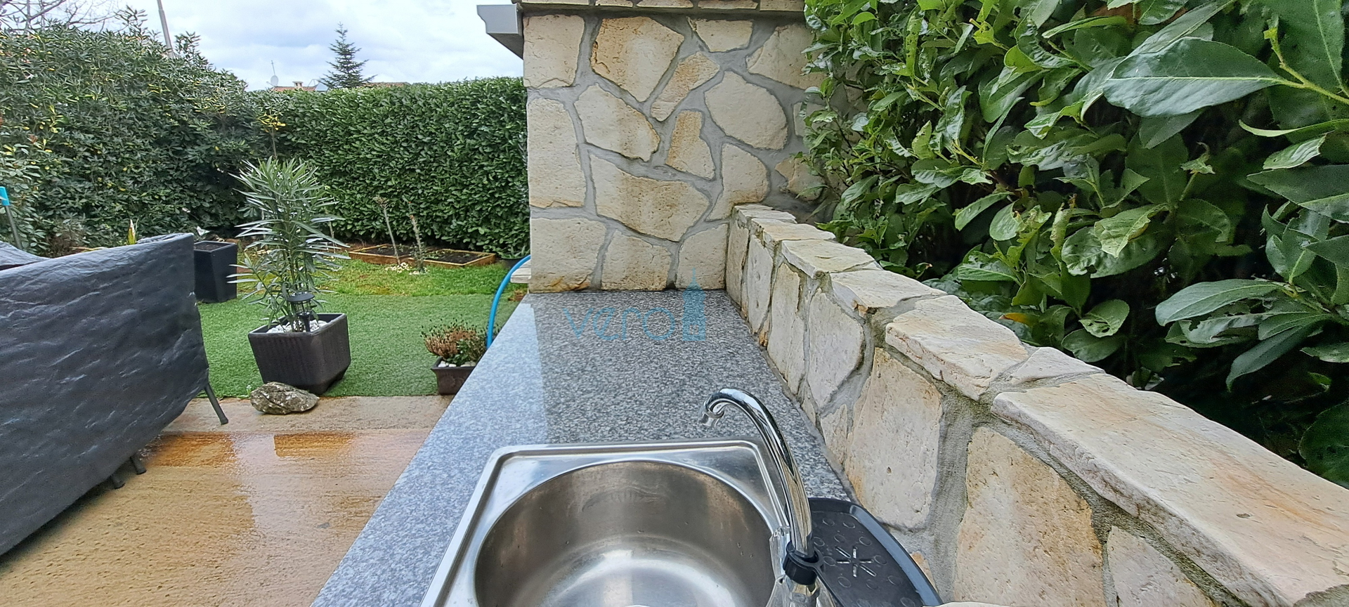 Otok Krk, Malinska, centar,  moderan stan u prizemlju, okućnica, prodaja